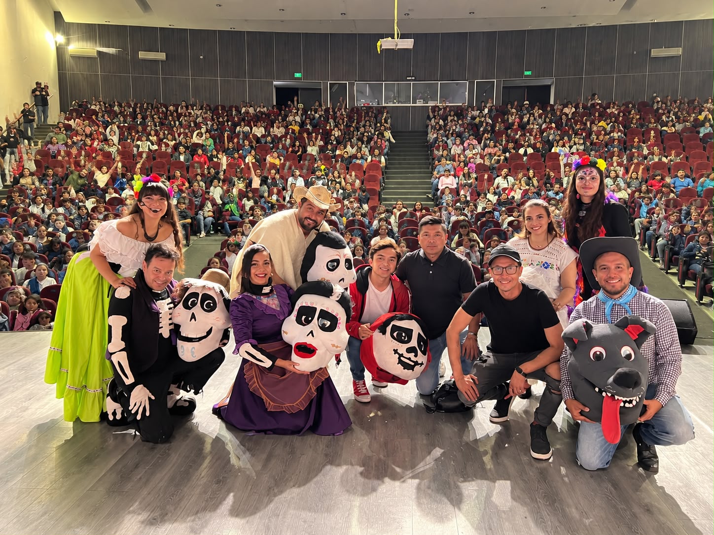 Elenco de El Acto Producciones frente a un público en un teatro